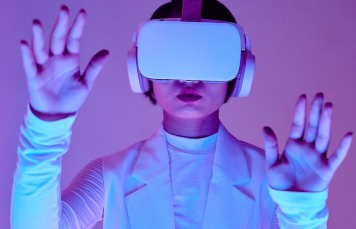 Virtuaalreaalsuse prillidega inimene sümboliseerimas töö tulevikku ja AI rolli personalijuhtimises 2030. aastal