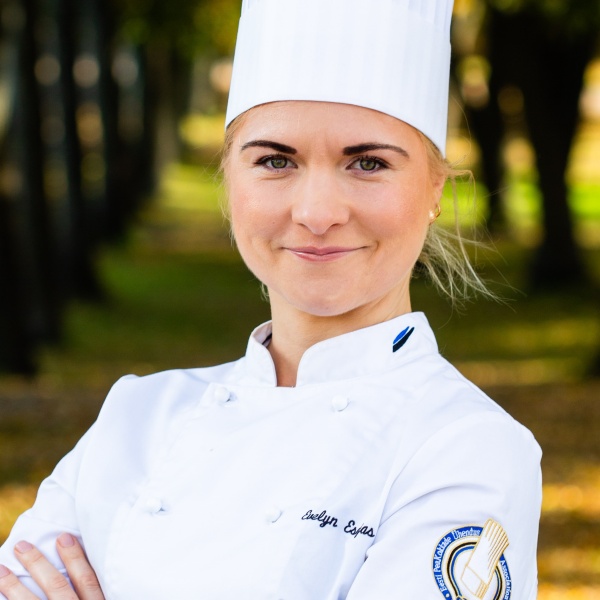 Evelyn Esajas kokavormis, Evelynes Kohvik & Resto asutaja ja peakokk, portreefoto loodustaustal
